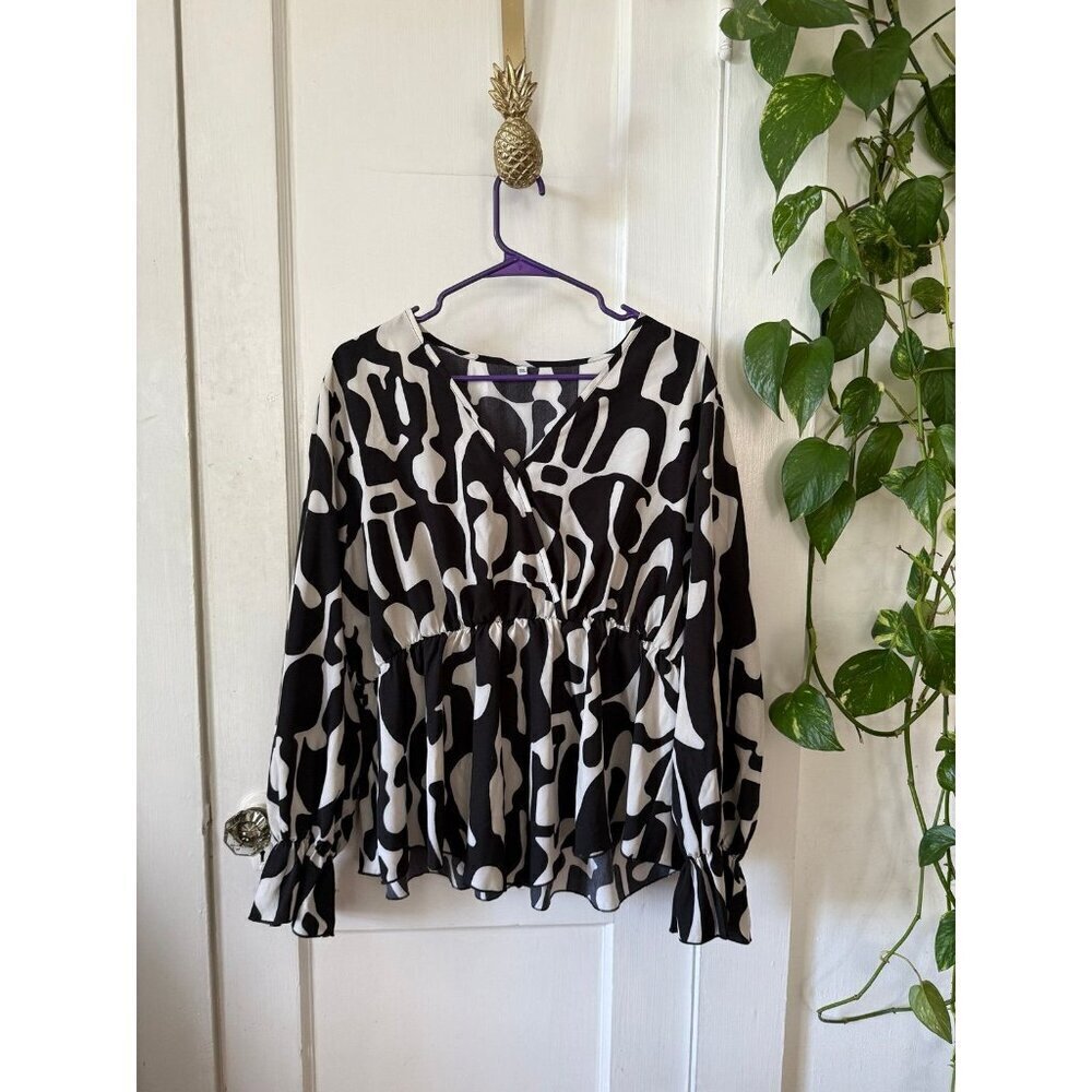 Women’s size 3X – large black-and-white abstract blouse